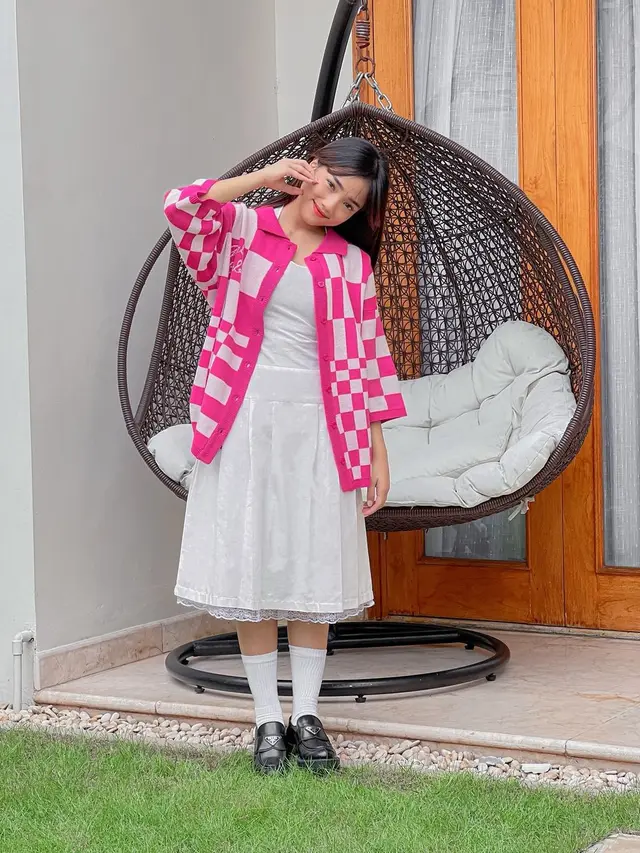 8 Ide Outfit Bertema Valentine Buat Nyoblos ke TPS, dari Fuji An, Aaliyah Massaid, hingga Sandra Dewi