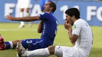 Giorgio Chiellini (kiri) mengklaim bahwa ia digigit oleh Luis Suarez (kanan) dalam pertandingan babak penyisihan antara Italia dan Uruguay Piala Dunia FIFA 2014 grup D di Estadio Arena das Dunas di Natal, Brasil, 24 Juni 2014. EPA / Emilio Lavandeira JR