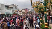 Ribuan pengunjung penuh sesak di sepanjang kawasan Kayutangan Heritage Malang. Di salah satu destinasi wisata baru Kota Malang ini digelar berbagai pementasan dari komunitas kreatif pada Minggu, 5 Juni 2022 (Liputan6.com/Zainul Arifin)&nbsp;