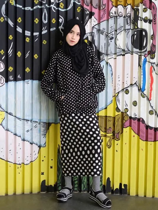 Amelia Elle mungkin para sebagian pengguna instagram sudah mengenalnya. Gadis berpostur tubuh tinggi inipun selain cantik ia juga memadu padankan gaya hijab nya dengan sempurna. (via instagram@ameliaelle/Bintang.com)