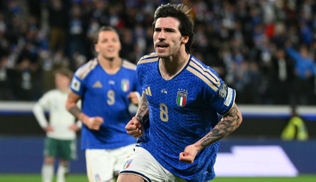 Italia berhasil memetik kemenangan dalam laga play off melawan Irlandia Utara dan menjaga asa mereka untuk lolos ke Piala Dunia 2026. (AFP/Alberto Pizzoli)