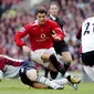 Gelandang Middlesborough, Gaizka Mendieta, berusaha menghadang pemain Manchester United, Christiano Ronaldo pada laga Premier League di Stadion Old Trafford, Manchester (03/10/2004). (AFP/Paul Barker)