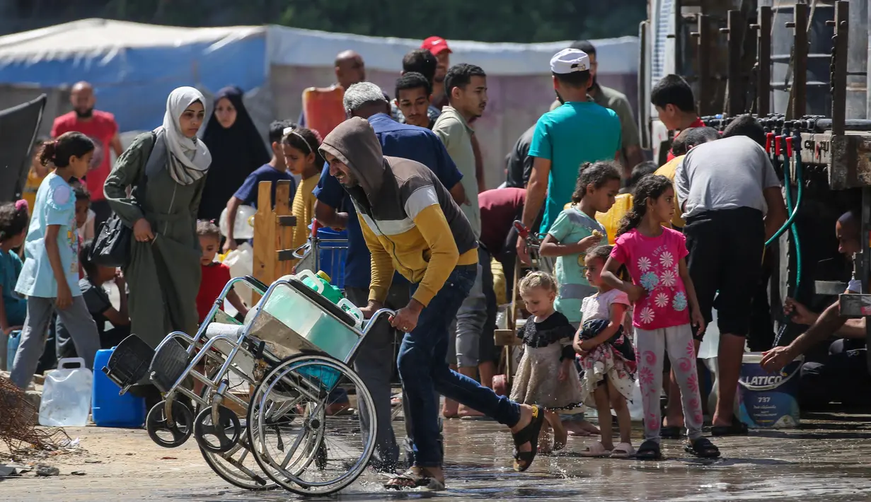 Setelah hampir tiga bulan blokade total Israel terhadap makanan, obat-obatan, dan pasokan lainnya, beberapa truk bantuan kemanusiaan tahap pertama telah memasuki Gaza. (Eyad BABA/AFP)