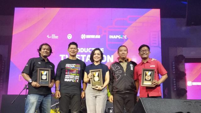 Jurnalis SCTV Fedhly Averouss Bey (kiri) mendapat penghargaan terbaik "Creative Journalist" Asian Para Games 2018 untuk kategori Creative Journalist. Sementara SCTV mendapatkan penghargaan Silver sebagai "Productive Online Media". (Istimewa)