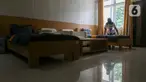 Petugas merapikan tempat tidur untuk calon jemaah haji di Asrama Haji Pondok Gede, Jakarta, Senin (23/5/2022). Asrama Haji Pondok Gede Jakarta siap melayani calon jemaah haji 1443 H/2022 M, yang dijadwalkan mulai masuk asrama pada 3 Juni 2022 mendatang sebelum keberangkatan menuju Tanah Suci Mekkah dan Madinah di Arab Saudi. (Liputan6.com/Herman Zakharia)
