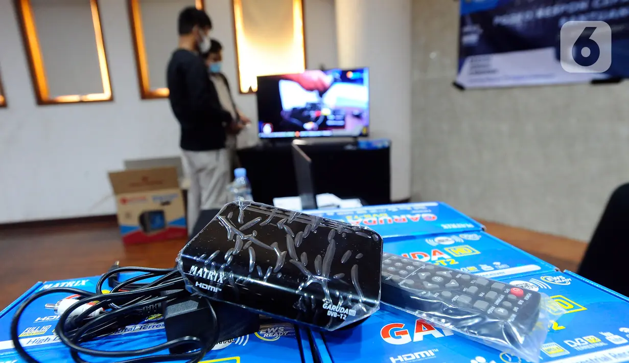 Alat Set Top Box (STB) yang dibagikan secara gratis kepada warga di Posko Respon Cepat Penanganan Bantuan STB di Hotel Bumi Wiyata, Depok, Jawa Barat, Rabu (2/11/2022). Kemenkominfo membuka posko penanganan bantuan STB sebagai perangkat konverter siaran TV digital ke televisi jenis analog bagi warga Jabodetabek yang akan mengikuti Analog Switch Off (ASO) di 2 November 2022 tengah malam. (merdeka.com/Arie Basuki)