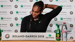 Petenis AS, Serena Williams menggelar konferensi pers pengunduran dirinya dari Prancis Terbuka di Roland Garros, Paris, Senin (4/6). Pemenang Grand Slam 23 kali baru-baru ini kembali ke tenis setelah melahirkan anak pertamanya. (Pauline BALLET/FFT/AFP)