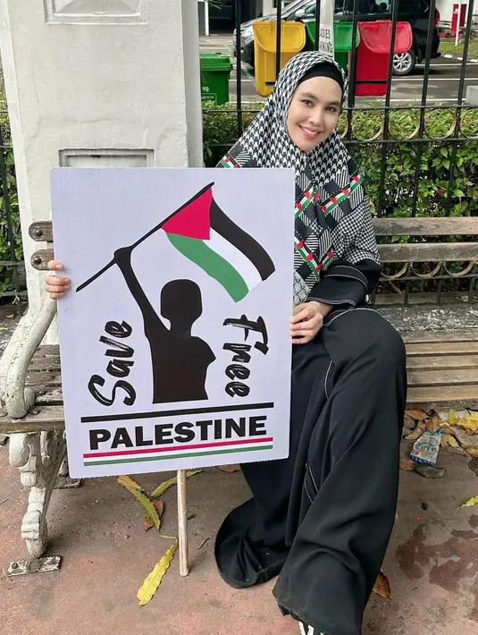 Begitu pun dengan Kartika Putri yang mengenakan kerudung motif sorban. Dipadukan oleh gamis hitamnya. [@kartikaputriworld]