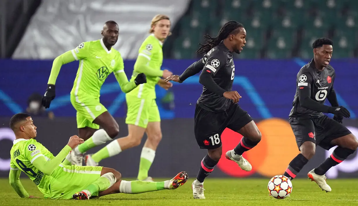 Pemain Lille Renato Sanches menggiring bola saat melawan Wolfsburg pada pertandingan sepak bola Grup G Liga Champions di Wolfsburg, Jerman, 8 Desember 2021. Lille menang 3-1. (AP Photo/Martin Meissner)