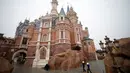 Kastil yang berada di taman Impian Disney di Shanghai , Cina , 15 Juni 2016. Taman hiburan bernilai 5,5 milyar dollar itu, yang akan dibuka resmi hari Kamis (16/6). (REUTERS / Aly Song)