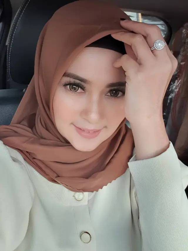 6 Pesona Ratu Dewi Imasy yang Awet Muda Bak ABG