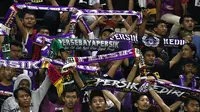 Bonek - Persikmania saat mendukung Persebaya dan Persik di Stadion Gelora Bung Tomo (29/2/2020). (Bola.com/Aditya Wany)