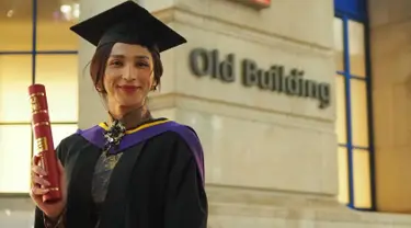 Dena Rachman diketahui mengambil jurusan Gender Studies di LSE. Dena pun mengaku sangat bangga bisa lulus dari kampus ternama itu. Ia bahkan menyebut LSE memiliki program studi gender terbaik di dunia. (Liputan6.com/IG/@denarachman)