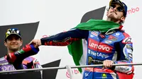 Pecco Bagnaia saat berjaya di MotoGP Belanda 2024 di Sirkuit Assen. (Marco BERTORELLO / AFP)