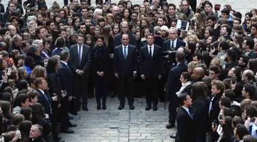 Presiden Perancis Francois Hollande (kedua kanan) melakukan a minute of silence atau hening selama semenit di Universitas Sorbonne, Perancis, (16/11/2015).  Ini dilakukan sebagai penghormatan bagi korban serangan di Paris. (REUTERS/Stephane de Sakutin) 