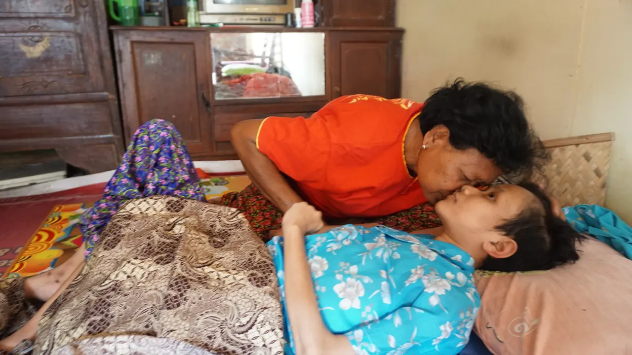 Cerita Dunia Rina, Gadis Sragen Pengidap Lumpuh Layu