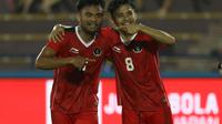 Duo penyerang Timnas Indonesia U-23, Saddil Ramdani dan Witan Sulaeman, saat menghadapi Timor Leste dalam laga Grup A sepak bola SEA Games 2021, Selasa (10/5/2022). (Bola.com/Ikhwan Yanuar Harun)
