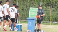 Bernardo Tavares untuk pertama kalinya memimpin sesi latihan Persebaya Surabaya di Lapangan ABC Gelora Bung Tomo, Surabaya, Selasa (6/1/2026) sore WIB. (Bola.com/Wahyu Pratama)
