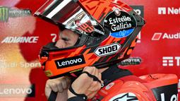 Pembalap Ducati, Marc Maruqez bersiap melakukan free practice saat MotoGP Mandalika 2025 di Sirkuit Internasional Pertamina Mandalika, Lombok, NTB, Jumat (3/10/2025). (AFP/Sonny Tumbaleka)
