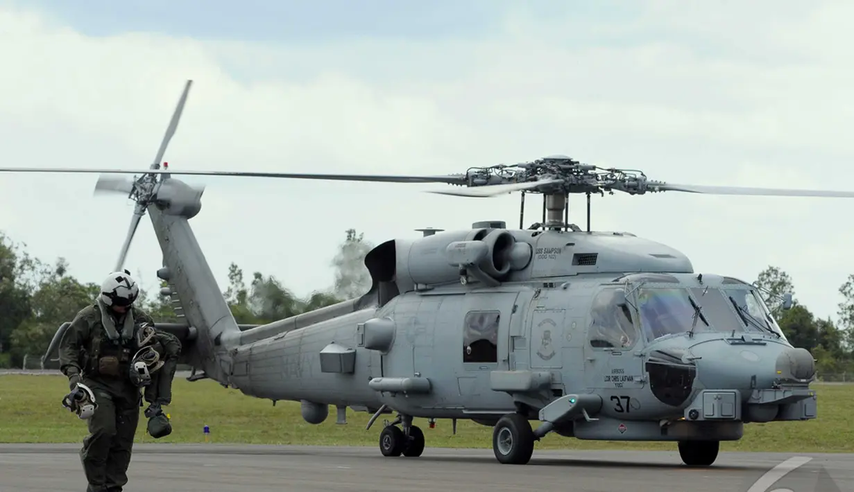 Penampakan Helikopter Angkatan Laut Amerika di Lanud Iskandar Pangkalan Bun  untuk meninjau langsung evakuasi kecelakaan dari pesawat AirAsia QZ8501 di Perairan Karimata, Kalteng, Selasa (6/1/2015). (Liputan6.com/Andrian M Tunay)