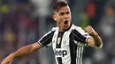 Penyerang Juventus, Paulo Dybala berselebrasi setelah mencetak gol saat perempat final leg pertama Liga Champions antara Juventus vs Barcelona di Juventus Stadium, Italia, Rabu (12/4). Juve cukur Barca 3-0. (AFP PHOTO / GIUSEPPE)