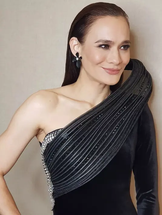 Aishah Sinclair termasuk jadi aktris ternama Negeri Jiran. Penampilannya di berbagai akting selalu dinantikan para penggemarnya di sana. Sosoknya yang menawan ini sukses bikin warganet terpesona. (Liputan6.com/aishahjennifer)