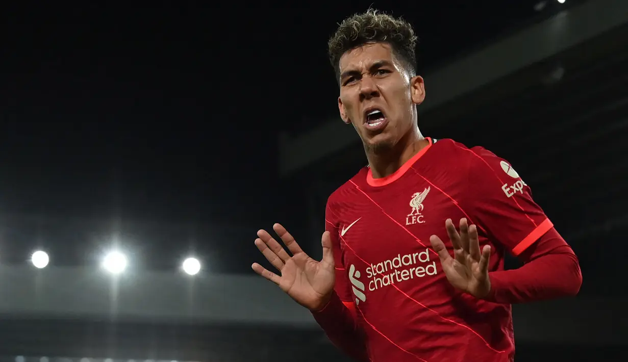 Roberto Firmino. Striker berusia 31 tahun yang kini tengah menjalani musim ke-8 bersama Liverpool sejak didatangkan pada awal musim 2015/2016 menjadi pemain Brasil dengan torehan gol terbanyak dalam satu musim kompetisi di Liga Inggris. Ia sukses mencetak 15 gol bagi The Reds pada 2017/2018 yang menjadi musim ketiganya bareng The Reds. (AFP/Paul Ellis)