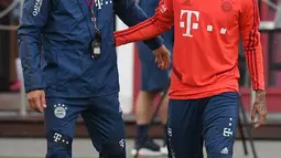 Gelandang baru Bayern Munchen, Philippe Coutinho (kanan) bersama pelatih Niko Kovac  bersiap mengikuti sesi latihan di Munich, Jerman selatan (20/8/2019). Munchen meminjam Coutinho dari Barcelona selama satu musim dengan biaya 8,5 juta euro atau sekitar Rp 134,3 miliar. (AFP Photo/Christof Stache)