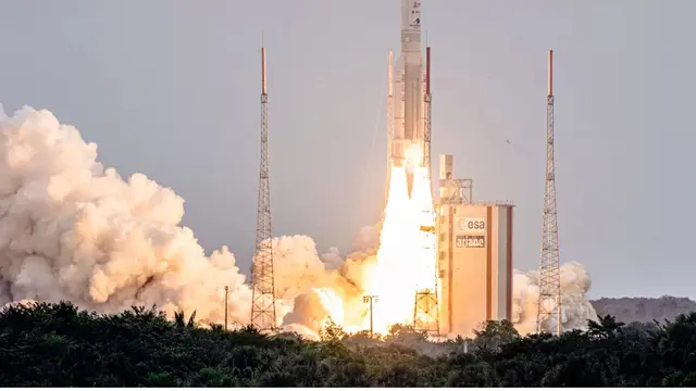 Peluncuran teleskop antariksa James Webb menggunakan roket Ariane 5.