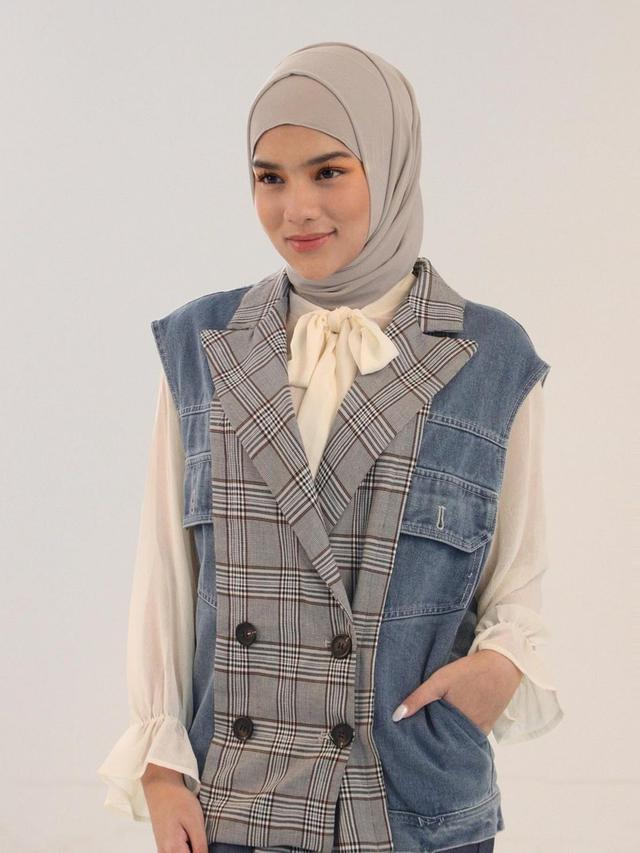 Potret Davina Karamoy Tampil Berhijab, Tetap Stylish