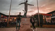Darius Sinathrya dan Donna Agnesia kini sedang menikmati liburannya di Barcelona. Bukan sekadar liburan biasa, pasangan artis tersebut bertolak ke kota terbesar kedua di Spanyol itu untuk mengunjungi dua anaknya, Lionel Sinathrya dan Diego Sinathrya. (Liputan6.com/IG/@darius_sinathrya)