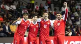 Para pemain Timnas Futsal Indonesia melakukan selebrasi gol saat berhadapan dengan Belanda pada laga lanjutan Four Nations Cup 2025 yang bergulir di Hall Basket Senayan, Jakarta, pada Sabtu (20/9/2025).