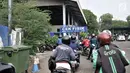 Wajib pajak mengantre saat akan mengecek fisik kendaraan bermotor di Samsat Jakarta Timur, Senin (2/7). Pemprov DKI menghapus denda Pajak Kendaraan Bermotor dalam rangka memperingati HUT ke-491 Jakarta. (Merdeka.com/Iqbal S Nugroho)