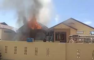 Kantor Polsek Muara Batang Gadis dibakar warga pada Sabtu (20/12/2025).