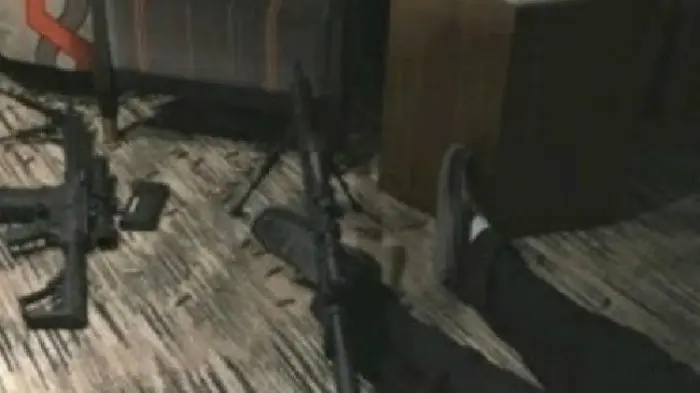 Kondisi kamar nomor 135 di lantai 32 Mandalay Bay Hotel yang digunakan pelaku penembakan Las Vegas. (Twitter/MikeToke)