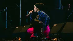 Sejak Blink resmi bubar, 5 mantan anggota Blink, salah satunya Sivia Azizah memang fokus solo karier. Lagu-lagunya pun sukses di pasaran hingga menarik perhatian masyarakat dan para pecinta musik. Meski telah resmi menikah, penyanyi muda kelahiran 14 Februari 1997 ini tetap aktif berkarya dan menghibur penggemarnya. Kembali manggung ‘aura muda’ Sivia Azizah tetap terpancar. (Liputan6.com/IG/@siviazizah)