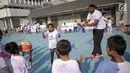 Mantan pemain Los Angeles Lakers, Sam Perkins saat Coaching Clinic Basket kepada anak-anak marjinal dan anak jalanan di Jakarta di Lapangan Basket, US Embassy, Annex, Jakarta, Kamis (7/9). (Liputan6.com/Faizal Fanani)