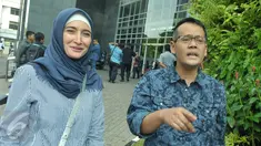 Artis Inneke Koesherawati mendampingi suaminya Fahmi Darmawansyah usai membaca Nota Pemebelaan di Pengadilan Tipikor, Jakarta, Senin  (15/5). (Liputan6.com/Helmi Afandi)