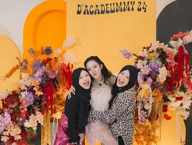 Perayaan ini menjadi momen spesial bagi artis yang dikenal sejak kecil melalui perannya di "Lenong Bocah" dan kini sukses sebagai komedian serta presenter. Beberapa artis yang hadir di ulang tahunnya antara lain si kakak-adik kompak, Arafah Rianti dan Halda. (Liputan6.com/IG/@ummi_quary)