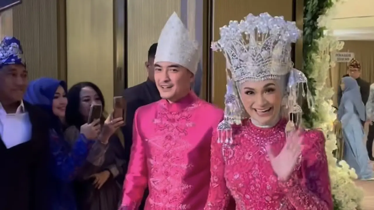 Putri Zulhas Dibalut Kebaya Fuschia dan Mahkota saat Resepsi Pernikahan Bersama Zumi Zola Usung Adat Jambi