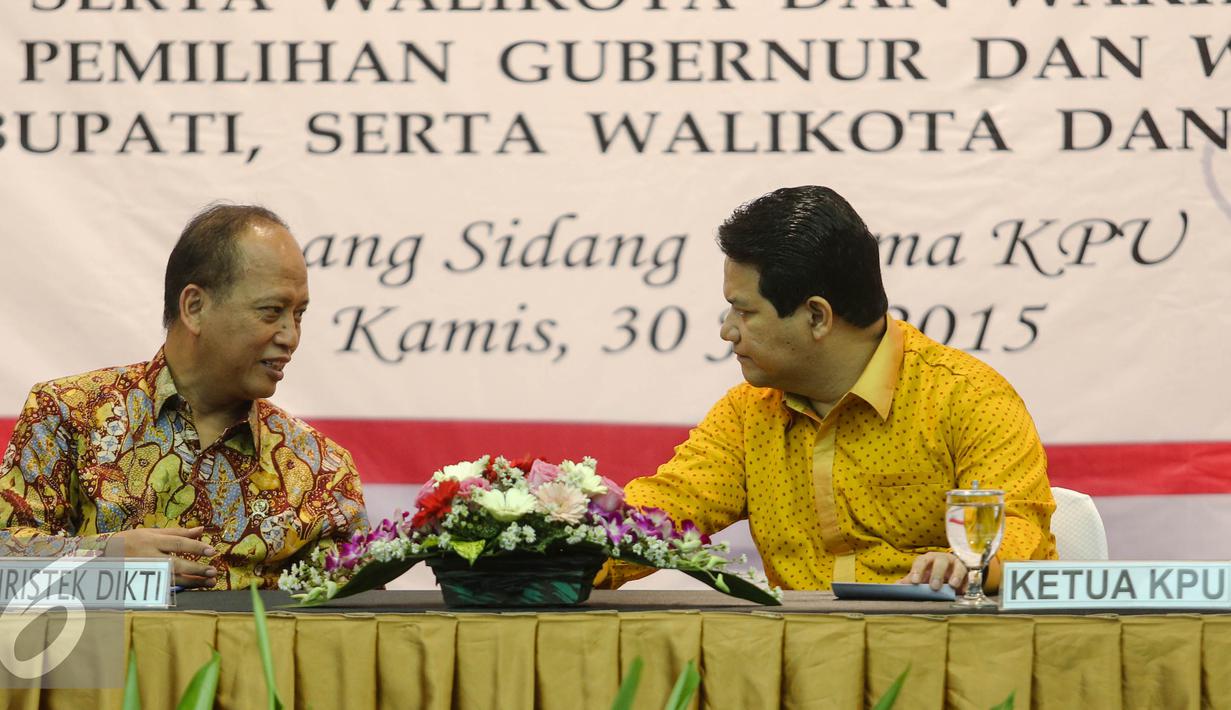 Mohammad Nasir (kiri) bersama Husni Kamil berbincang saat menghadiri penandatangan nota kesepahaman di Kantor KPU, Jakarta, Kamis (30/7/2015). Penandatangan terkait kerjasama verifikasi ijazah dalam rangka Pilkada serentak. (Liputan6.com/Faizal Fanani)