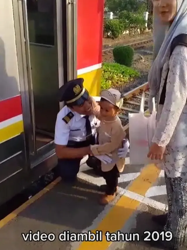 Viral Suami Jemput Istri dan Anak Kondangan Pakai KRL, Curi Perhatian