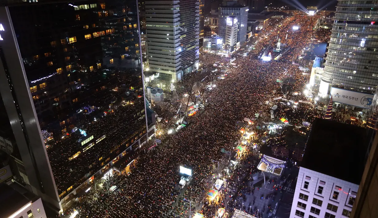 Pemandangan dari atas menunjukkan ratusan ribu pengunjuk rasa memadati jalan-jalan utama di pusat Kota Seoul, Korea Selatan, Sabtu (3/12). Mereka menuntut Presiden Korea Selatan Park Geun-hye segera mundur dari jabatannya. (AFP/Jung Yeon-Je)