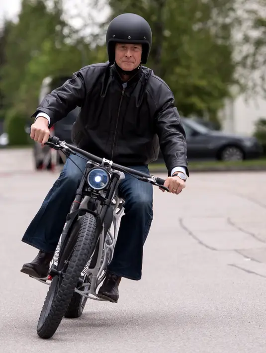 CEO Airbus Tom Enders ketika mengujicoba sepeda motor Light Rider di Jerman, 20 Mei 2016. Perusahaan APWorks telah menerima pesanan untuk jumlah terbatas 50 sepeda motor, dengan harga masing-masing sekitar Rp 763 juta ditambah pajak. (Sven Hoppe/dpa/AFP)
