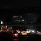 Sejumlah kendaraan melintas dengan kondisi jalan gelap tanpa penerangan akibat listrik padam di kawasan Jakarta, Minggu (4/8/2019). Pemadaman listrik serentak yang terjadi sejak Minggu siang mengubah suasana malam di ibu kota menjadi gelap gulita. (merdeka.com/Iqbal S. Nugroho)