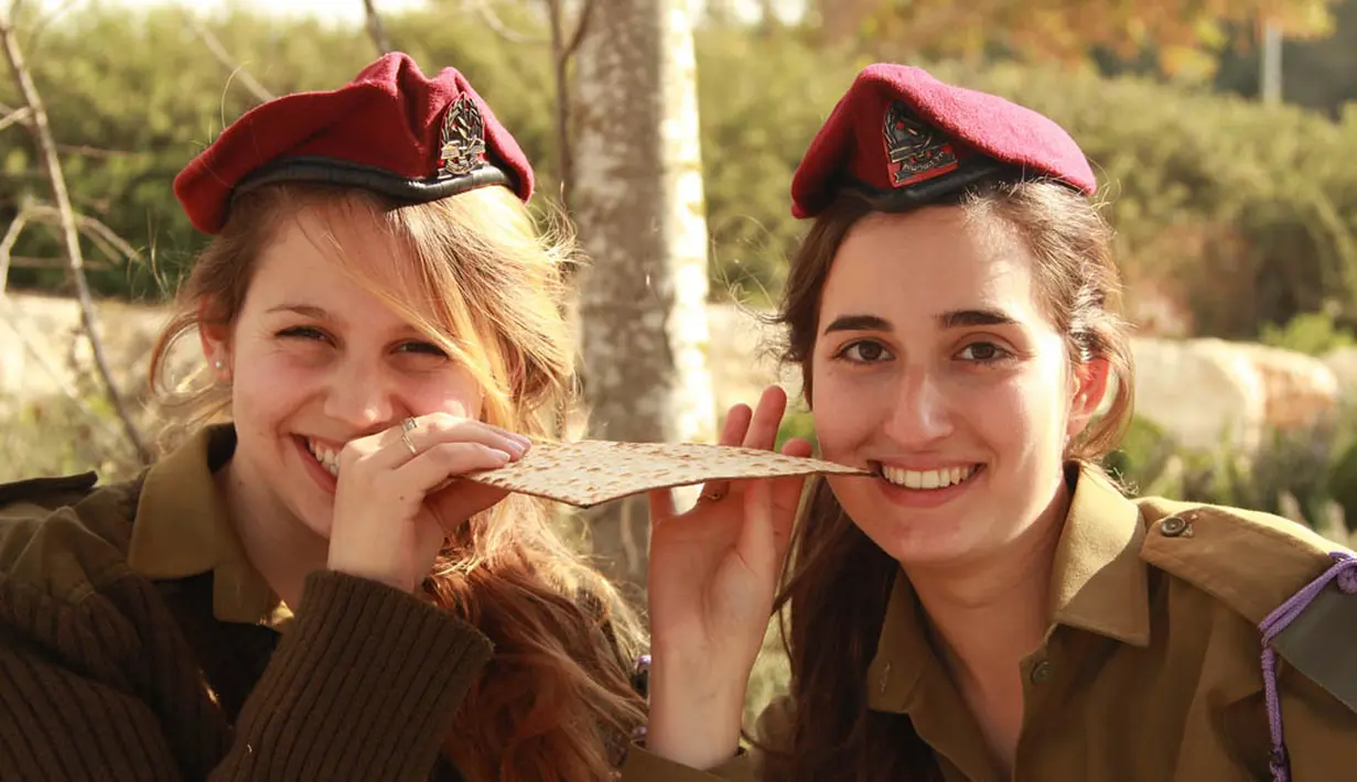 Di saat senggang, mereka pun sering berfoto mengabadikan momen-momen terindahnya (Istimewa:flickr.com/Israel Defence Forces)