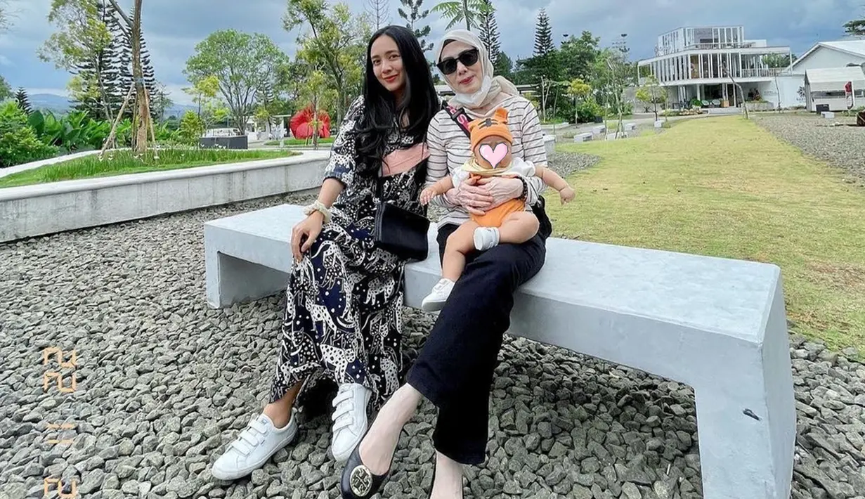 Melihat penampilannya yang awet muda, banyak orang menilai ibunda Dea Ananda seperti wanita kisaran 20 tahun. Siapa sangka ternyata di balik penampilannya yang tampak langsing dan kencang itu, Novi sudah berusia kepala enam. (Liputan6.com/IG/@dea_ananda)