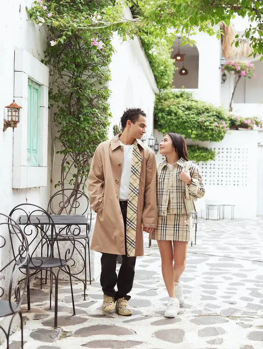 Sementara itu, Prilly padukan t-shirt putih dengan setelan jaket dan rok mini monogram Burbery. Tampilannya sedikit sporty dengan sneakers putih dan shoulder bag beige [@prillylatunconsia96]