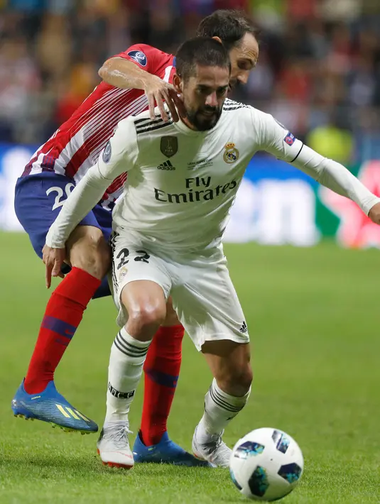 Gelandang Real Madrid, Isco berusaha mengejar bola dari kawalan bek Atletico Madrid, Juanfran pada final Piala Super Eropa di Lillekula Stadium di Tallinn, Estonia, (15/8). Real Madrid kalah 4-2 atas Atletico. (AP Photo/Pavel Golovkin)