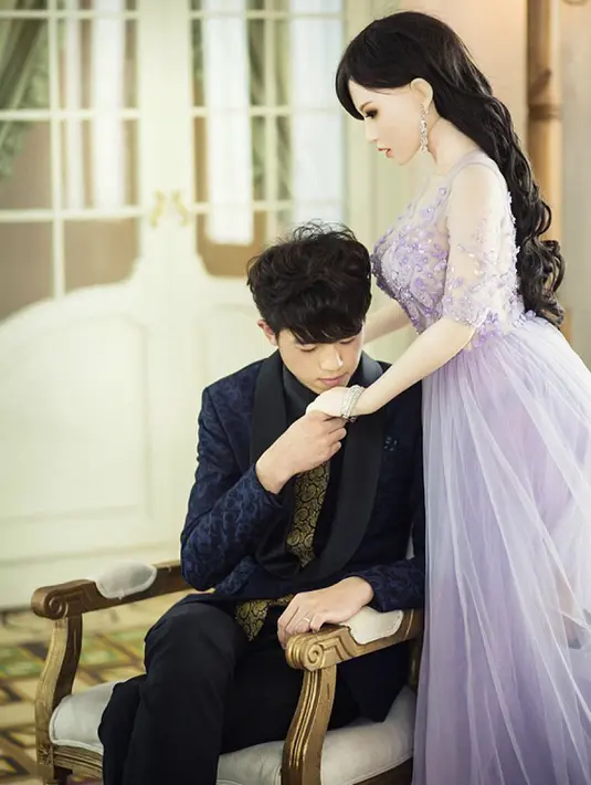 Seorang pria asal Beijing, China mencium tangan boneka seks, yang menjadi mempelai wanita, saat melakukan sesi foto pada pesta pernikahan mereka. Pria 28 tahun yang tidak disebutkan namanya itu divonis mengidap penyakit kanker mematikan. (dailymail.co.uk)